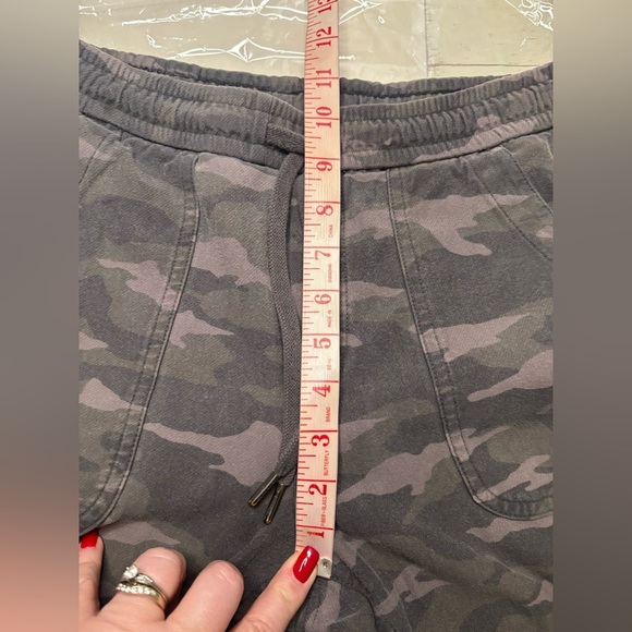 Athleta Farallon Joggers Olive Green Camoflague Print Size 8 Medium Camo - Picture 4 of 7